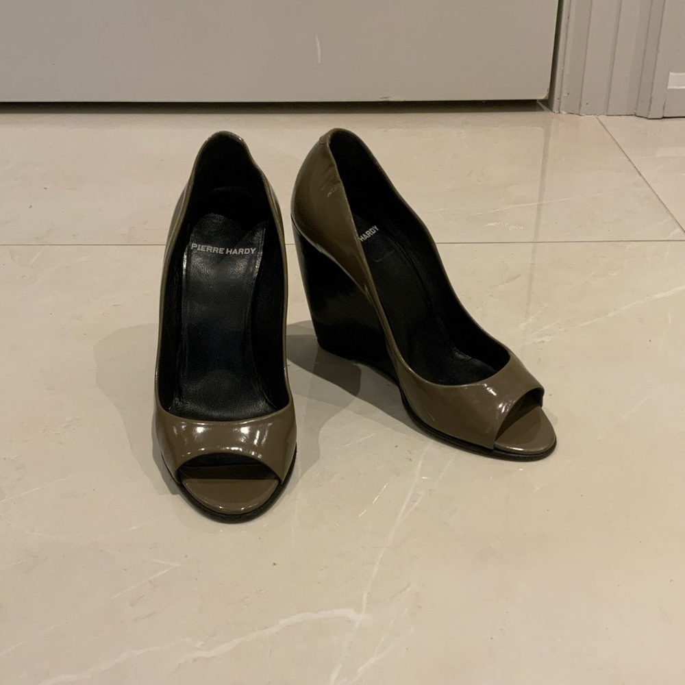 Pierre Hardy Women's Peep Toe Wedge Heels - Taupe and Black